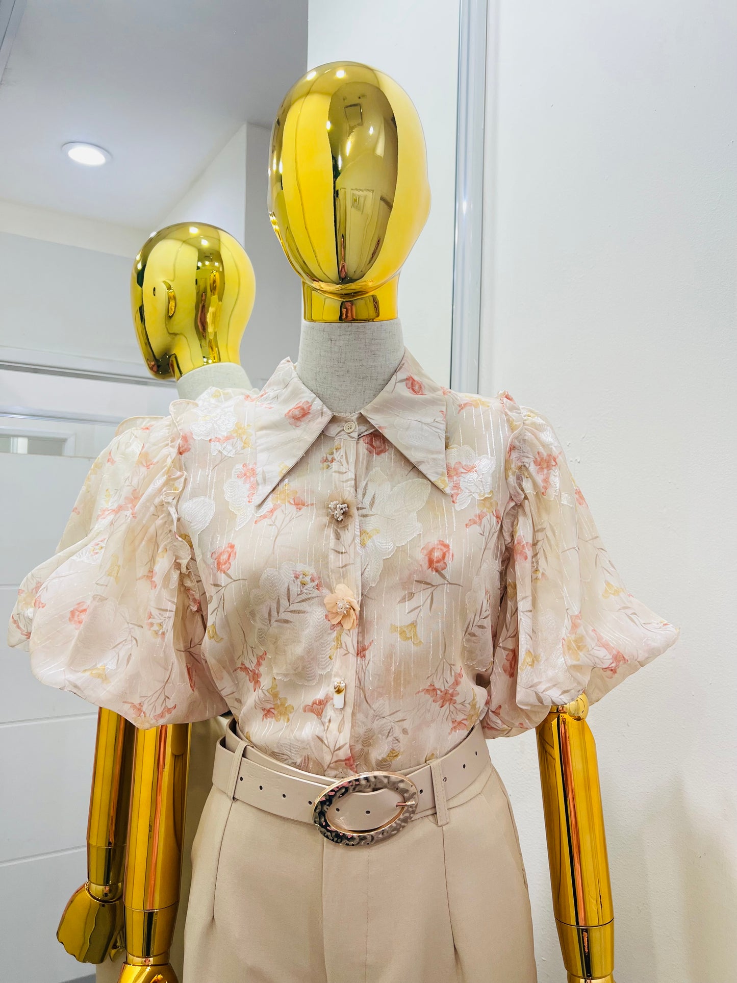 Blusa beige con flores