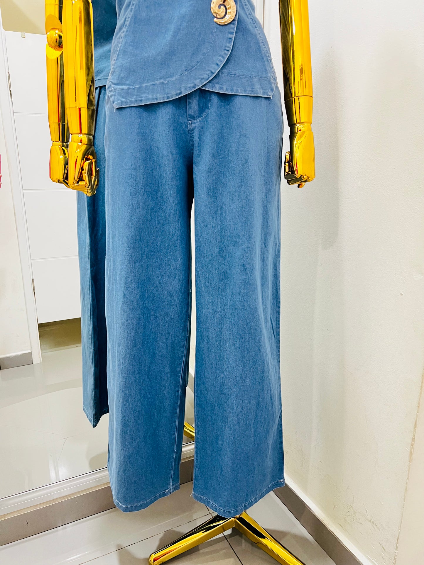 Conjunto de mezclilla botón dorado