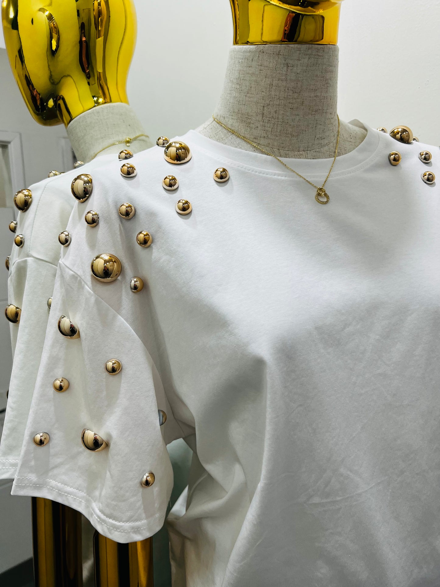 Blusa con perla dorada
