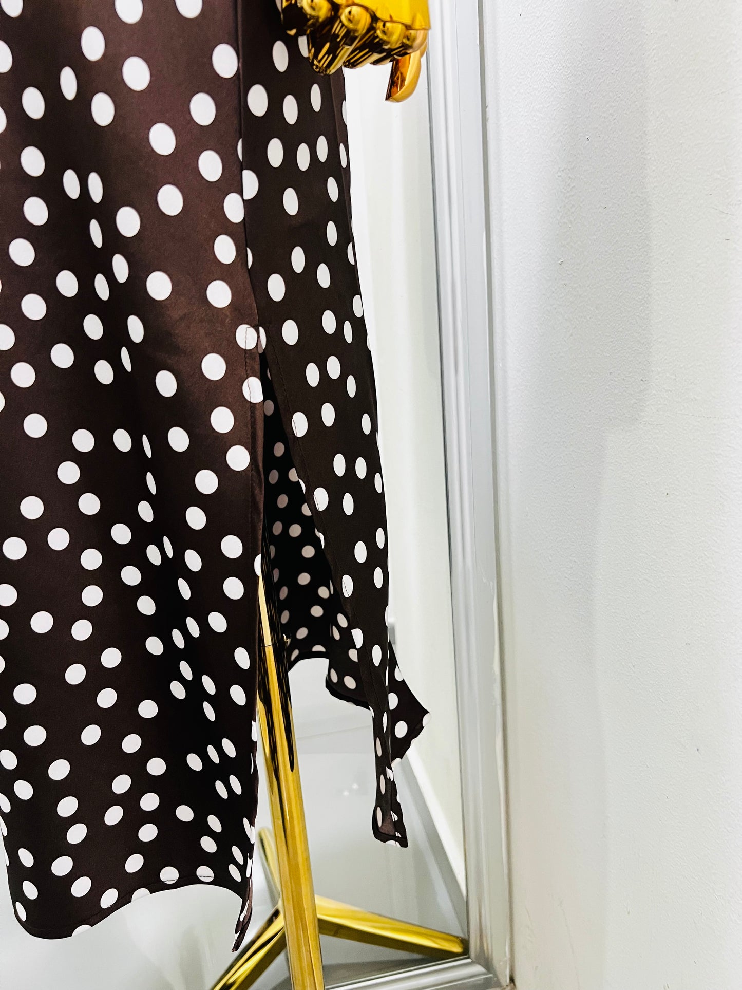 Vestido café con puntos en satín
