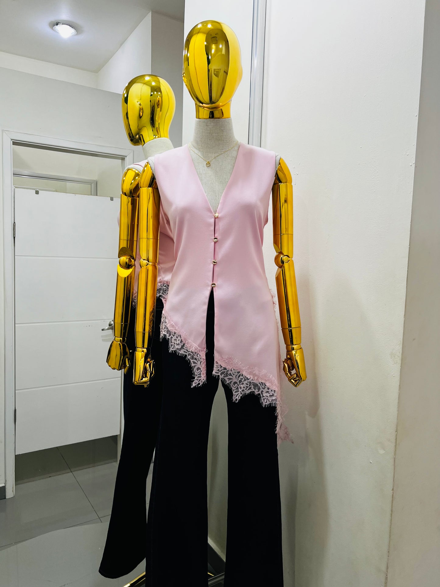 Blusa rosa con encaje