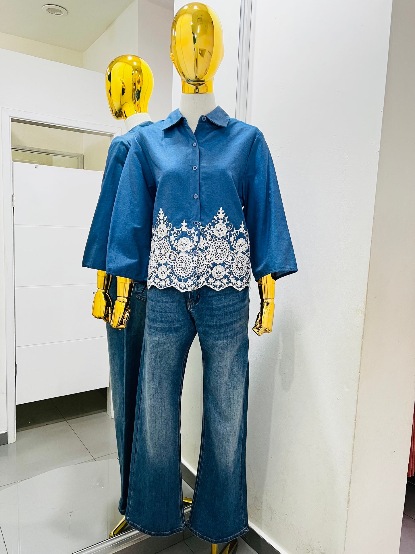 Blusa de mezclilla con encaje