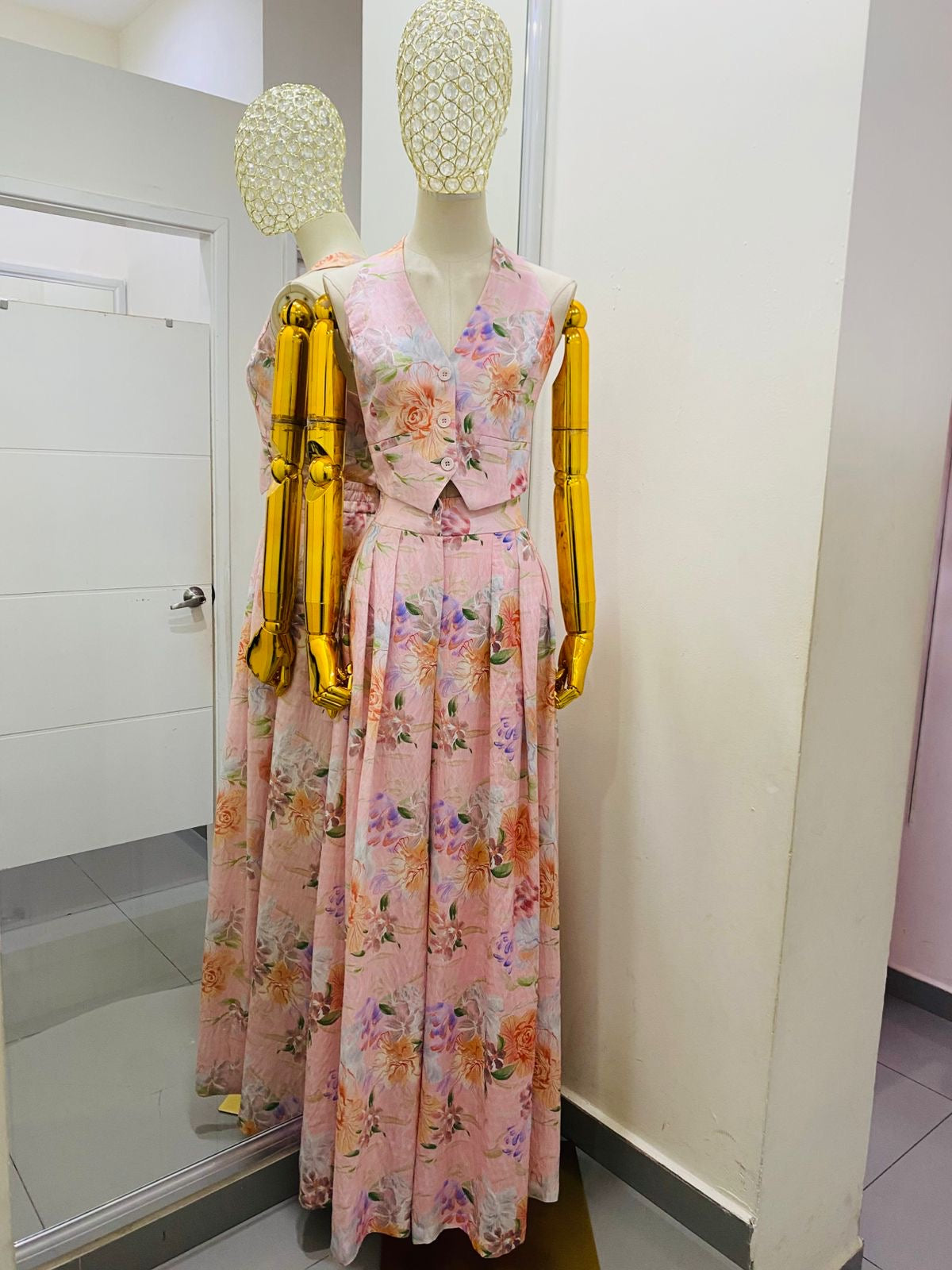 Conjunto flores rosa de pantalón y blusa