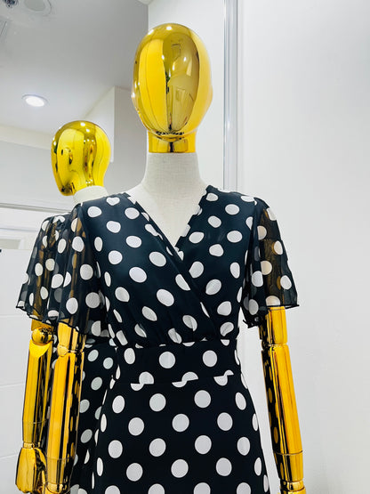 Vestido negro con puntos blancos