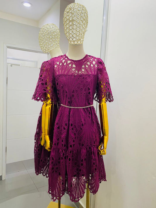 Vestido corto de encaje color bugambilia