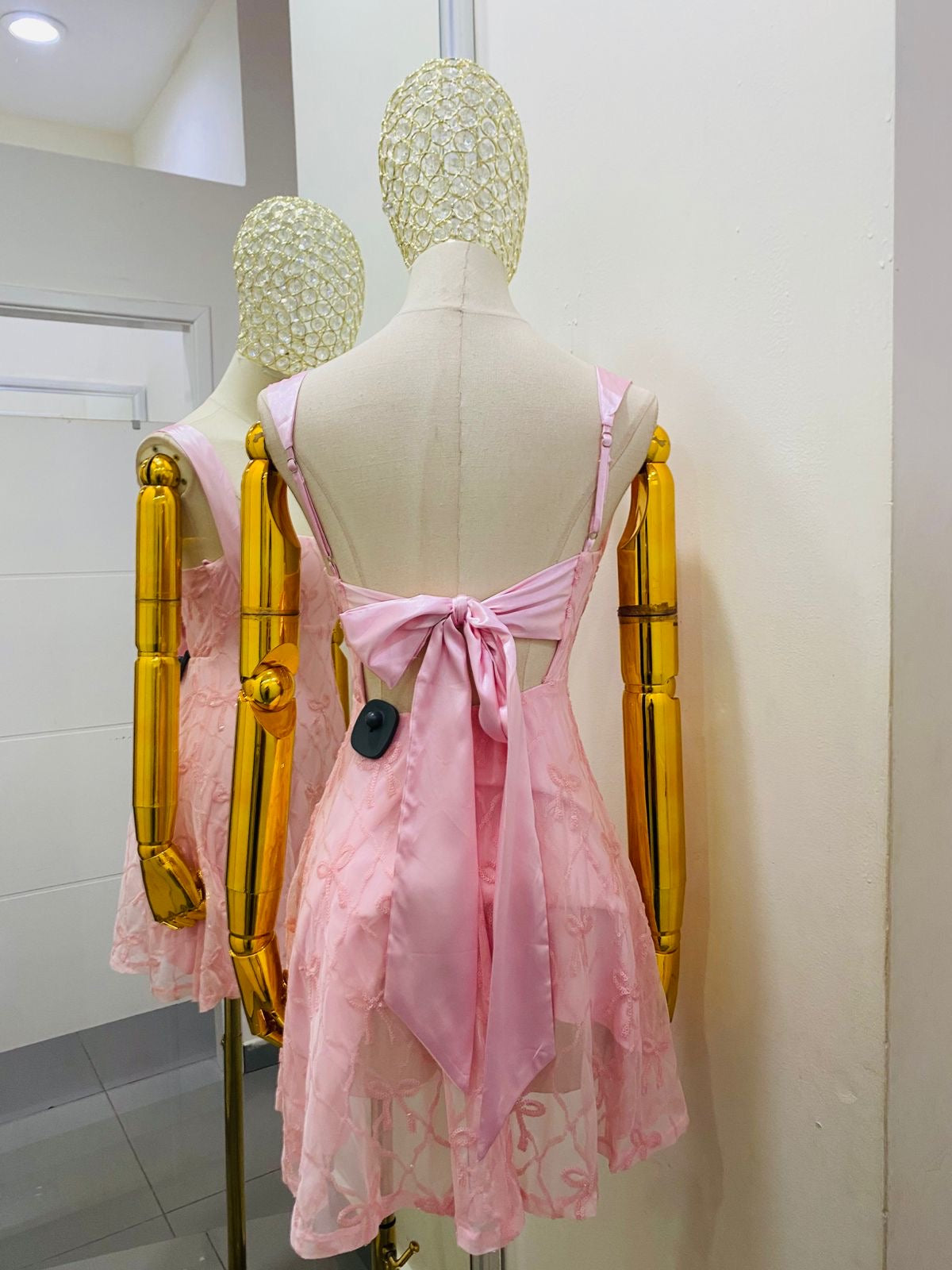 Vestido corto rosa de moños