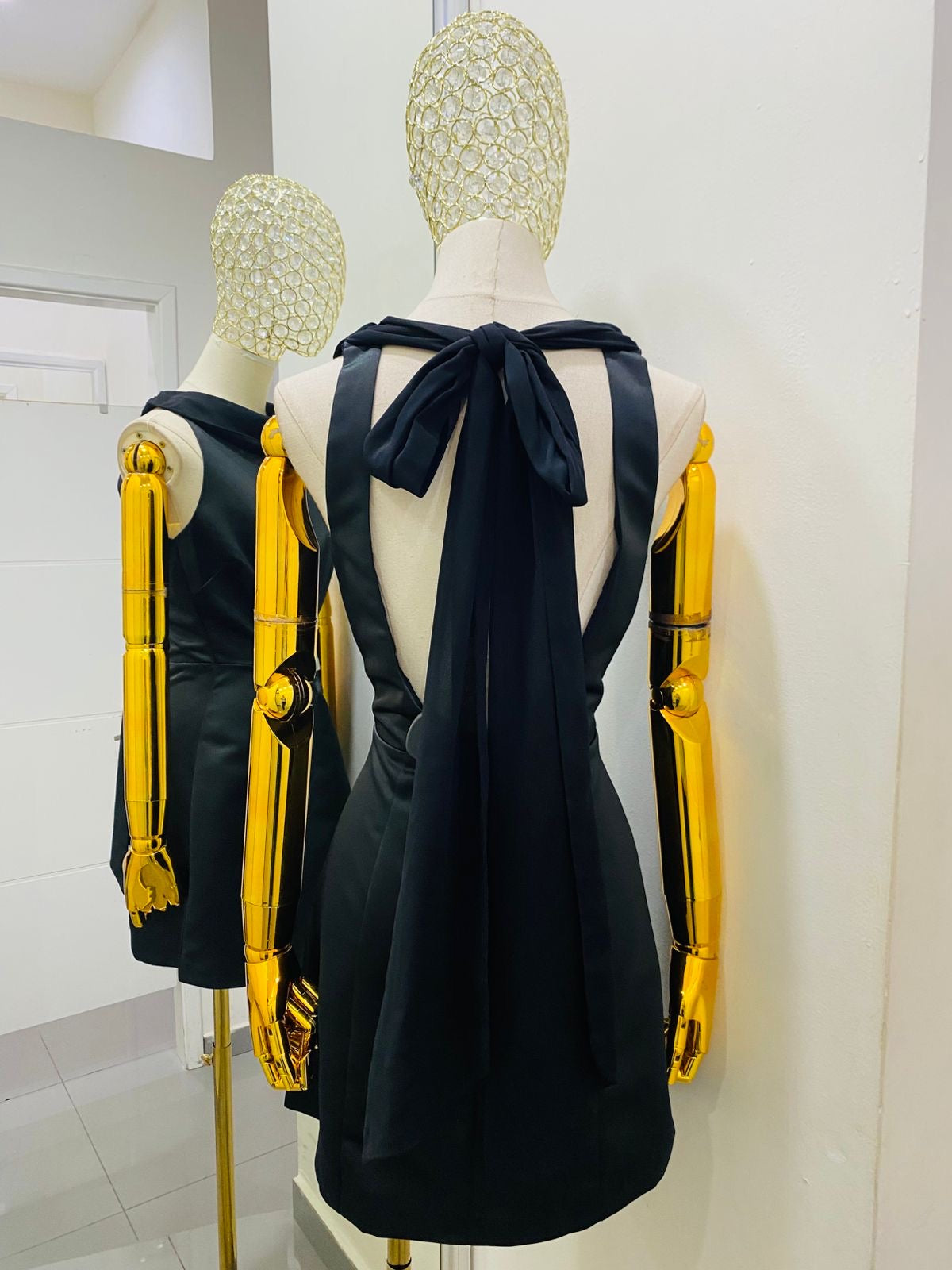 Vestido corto con escote en la espalda