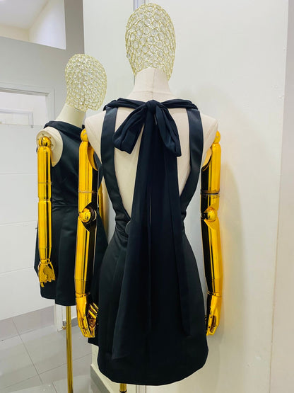 Vestido corto con escote en la espalda