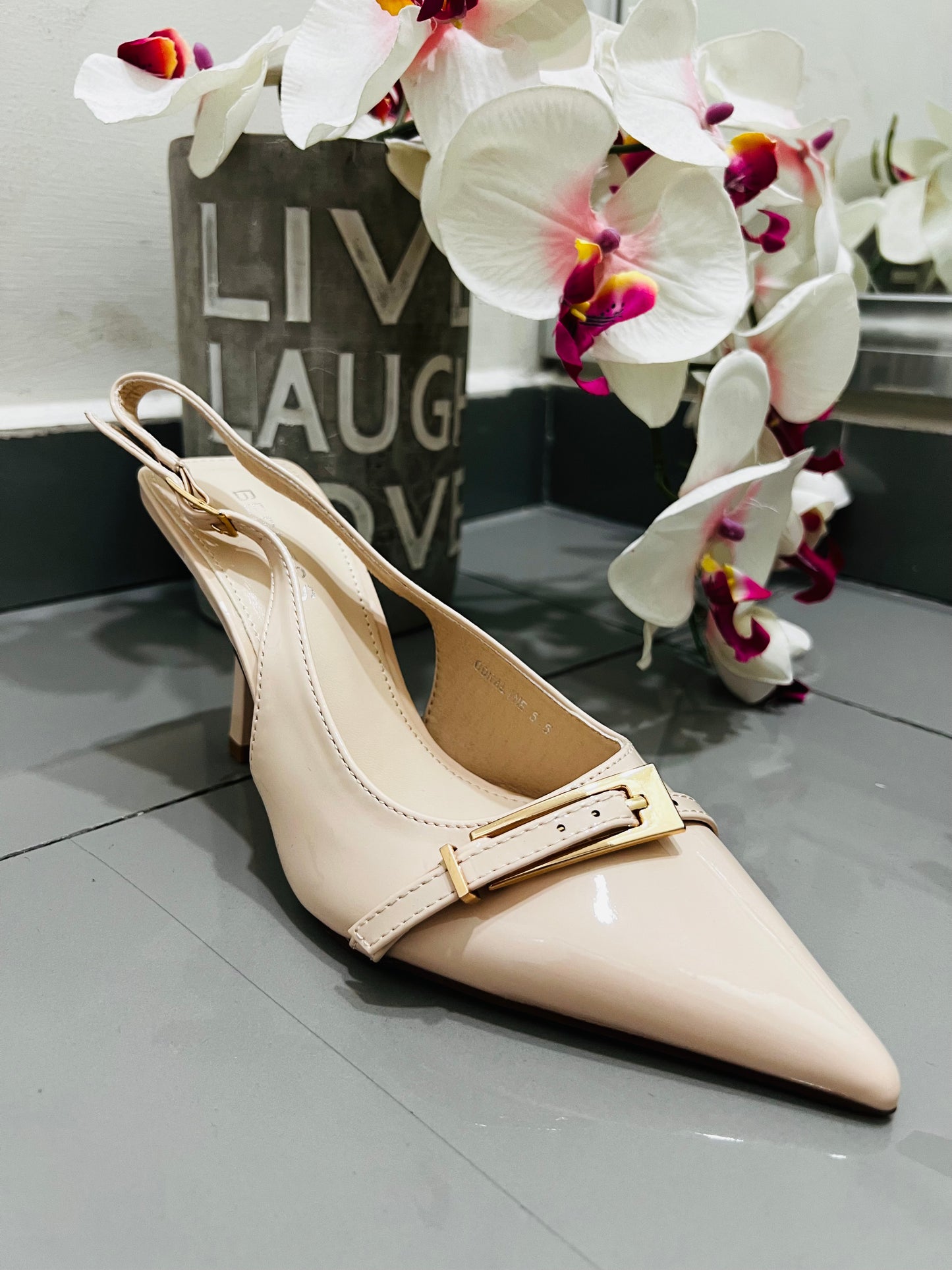 Zapatillas en punta broche dorado