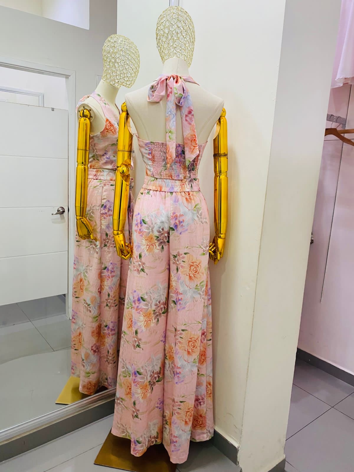 Conjunto flores rosa de pantalón y blusa