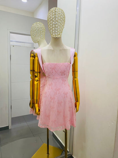 Vestido corto rosa de moños