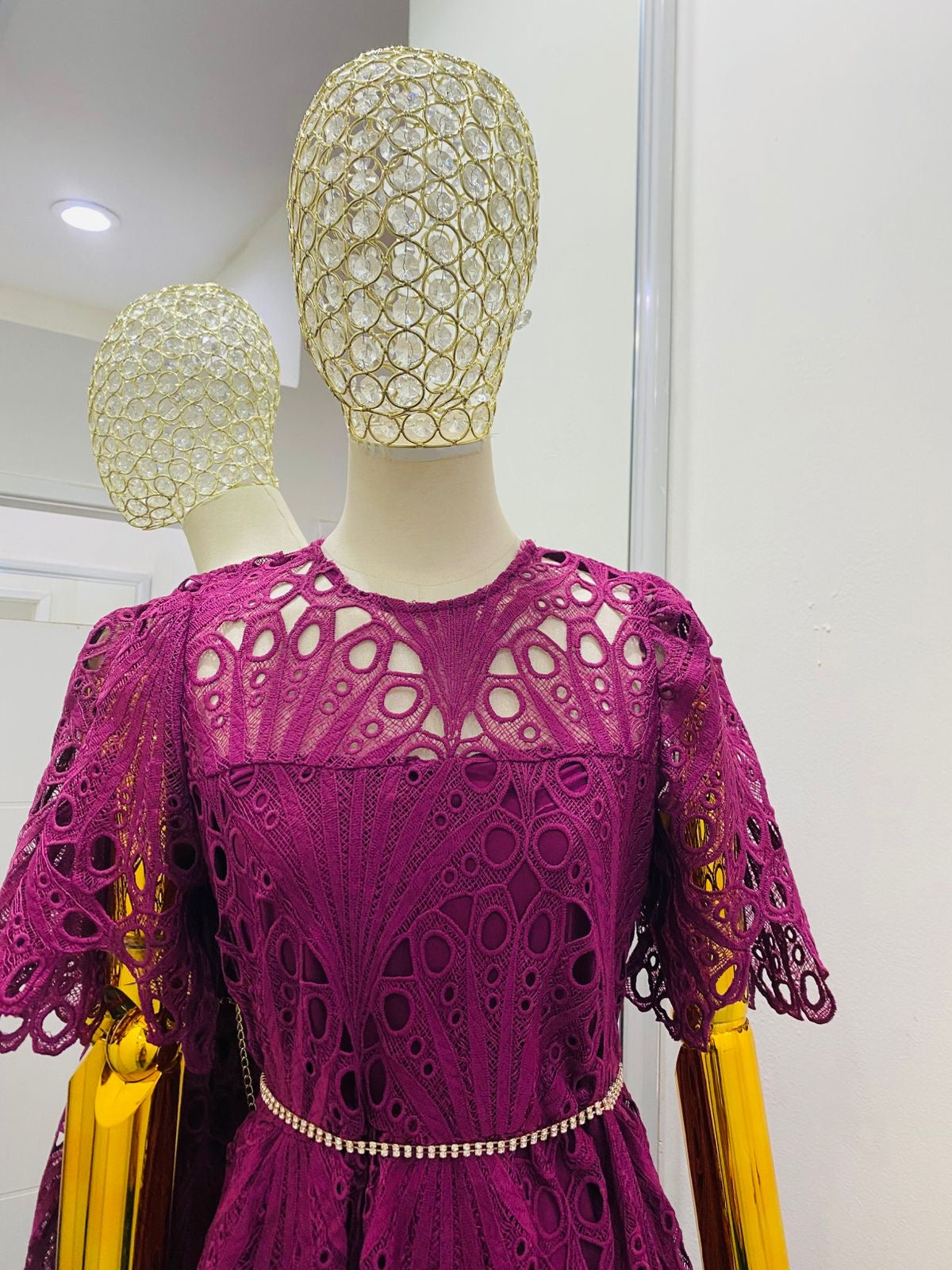 Vestido corto de encaje color bugambilia
