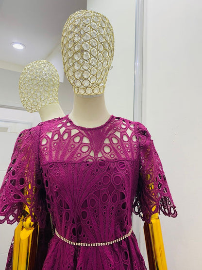 Vestido corto de encaje color bugambilia