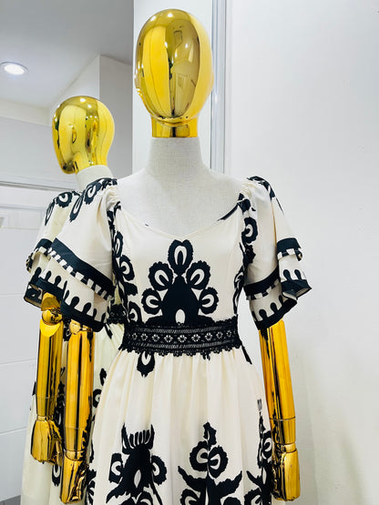 Vestido blanco con estampado negro