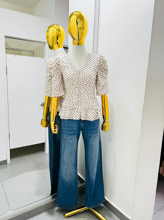 Blusa beige con olánes y puntos