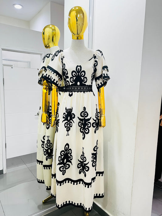 Vestido blanco con estampado negro