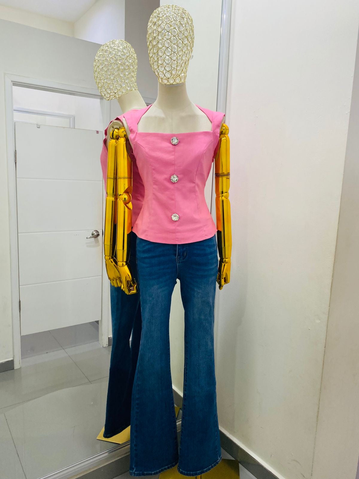 Blusa rosa con botón de diamante