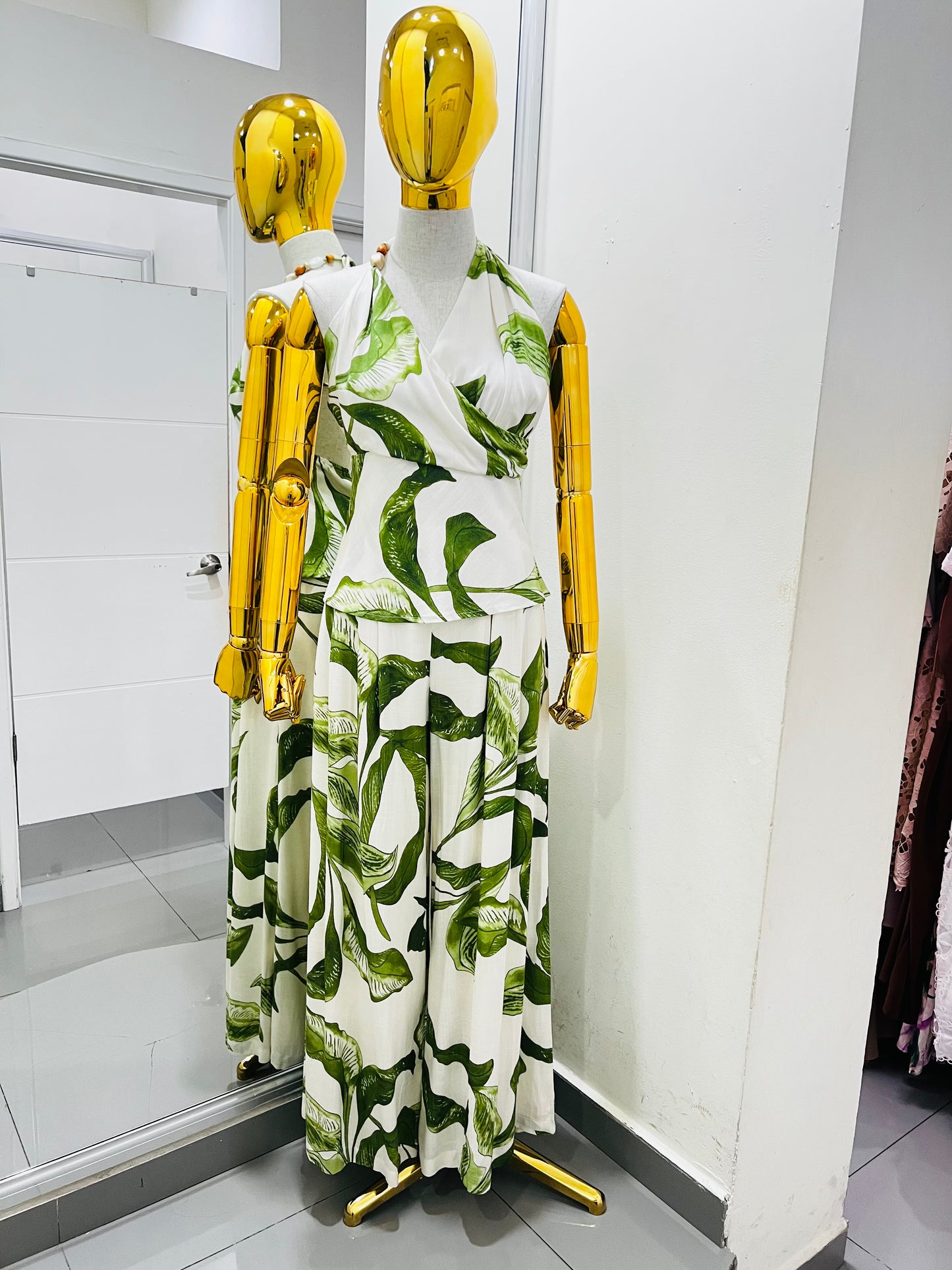 Conjunto verde pantalón y blusa estampado tropical