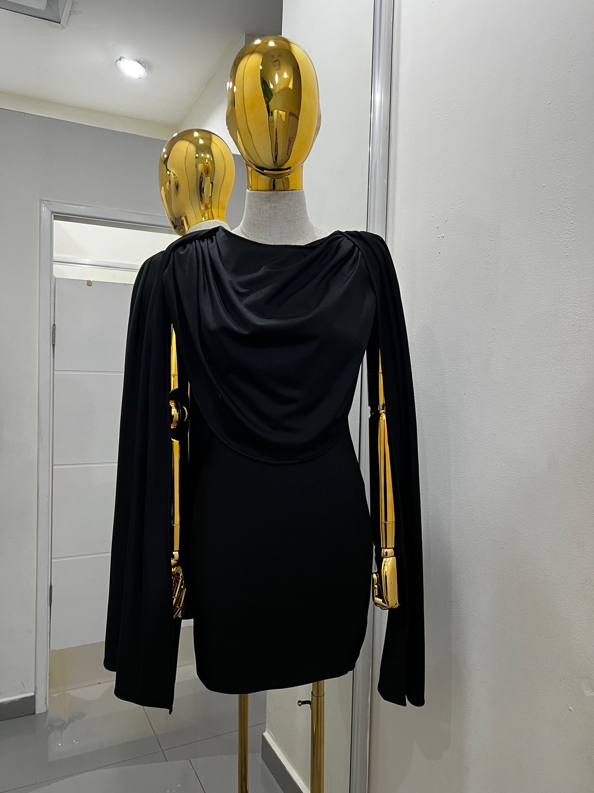 Vestido con capa
