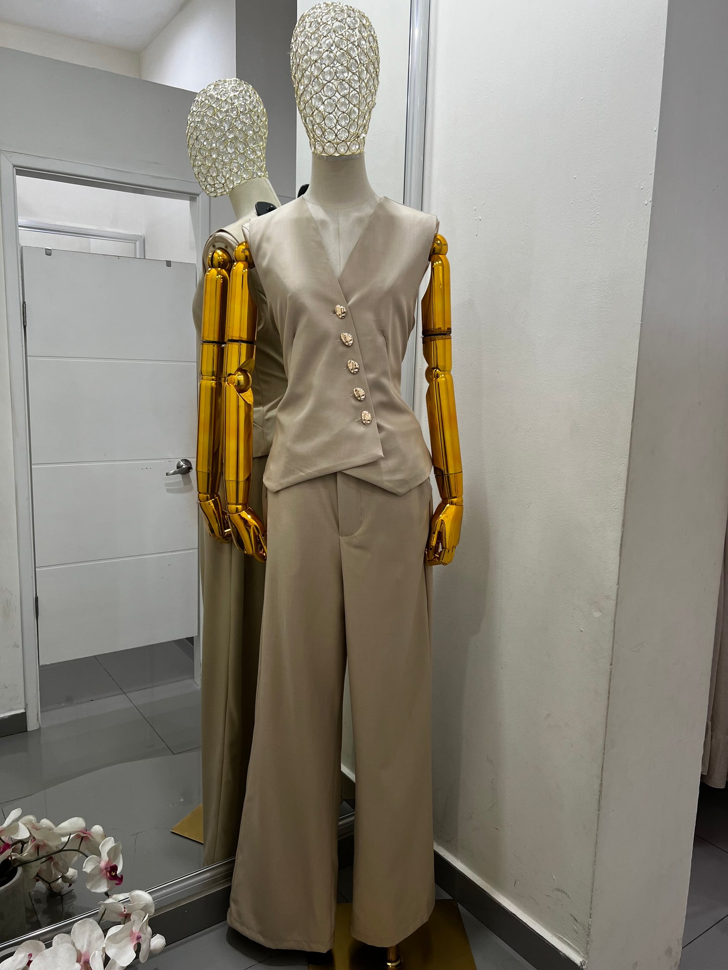 Conjunto beige tres piezas