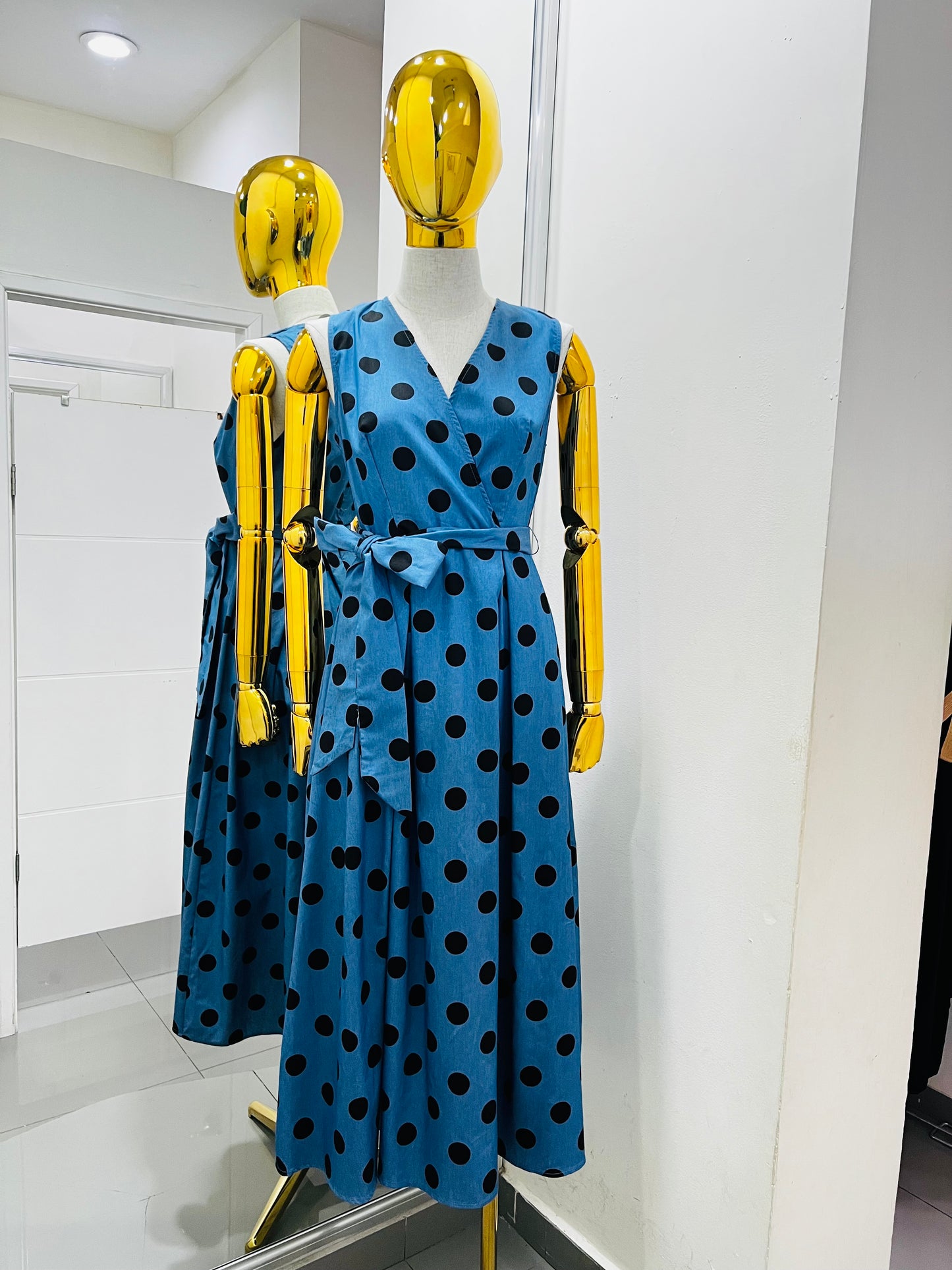 Vestido de mezclilla con puntos