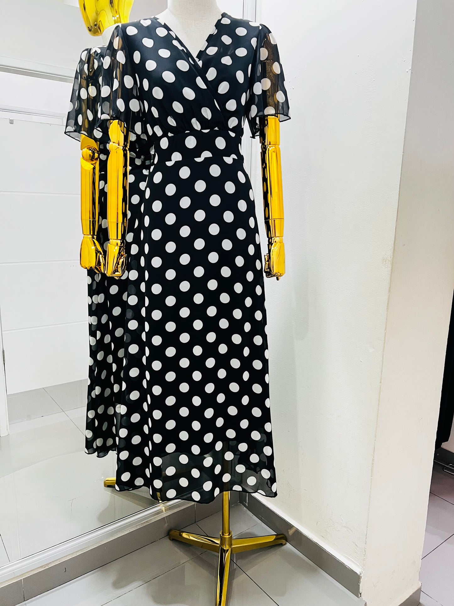 Vestido negro con puntos blancos