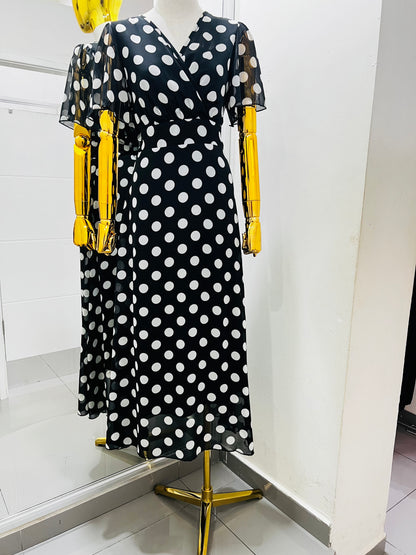 Vestido negro con puntos blancos