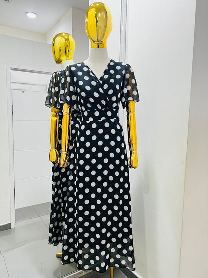 Vestido negro con puntos blancos