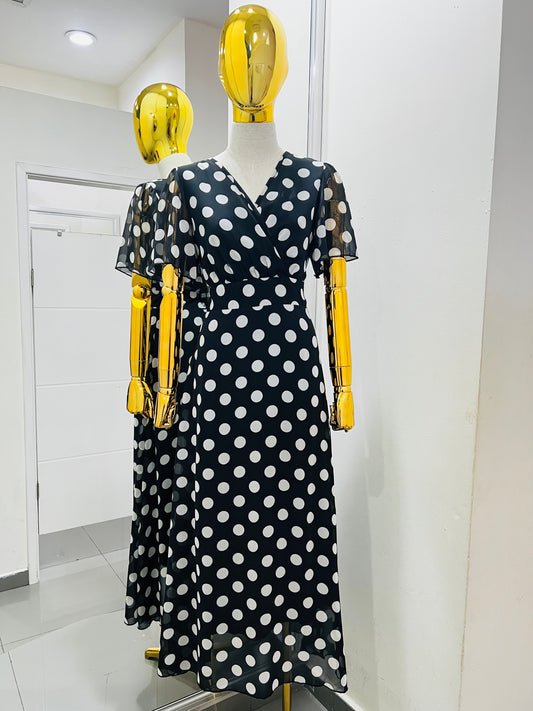 Vestido negro con puntos blancos
