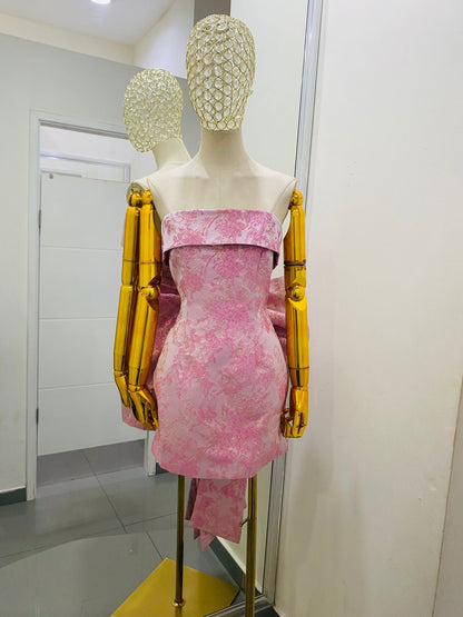 Vestido rosa con moño y estampado floral