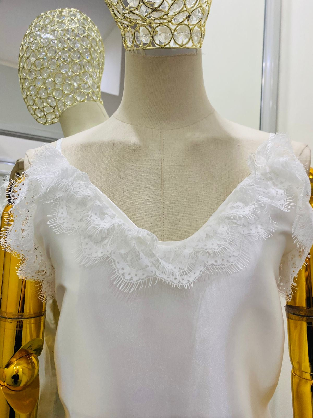 Blusa unitalla de satín con encaje