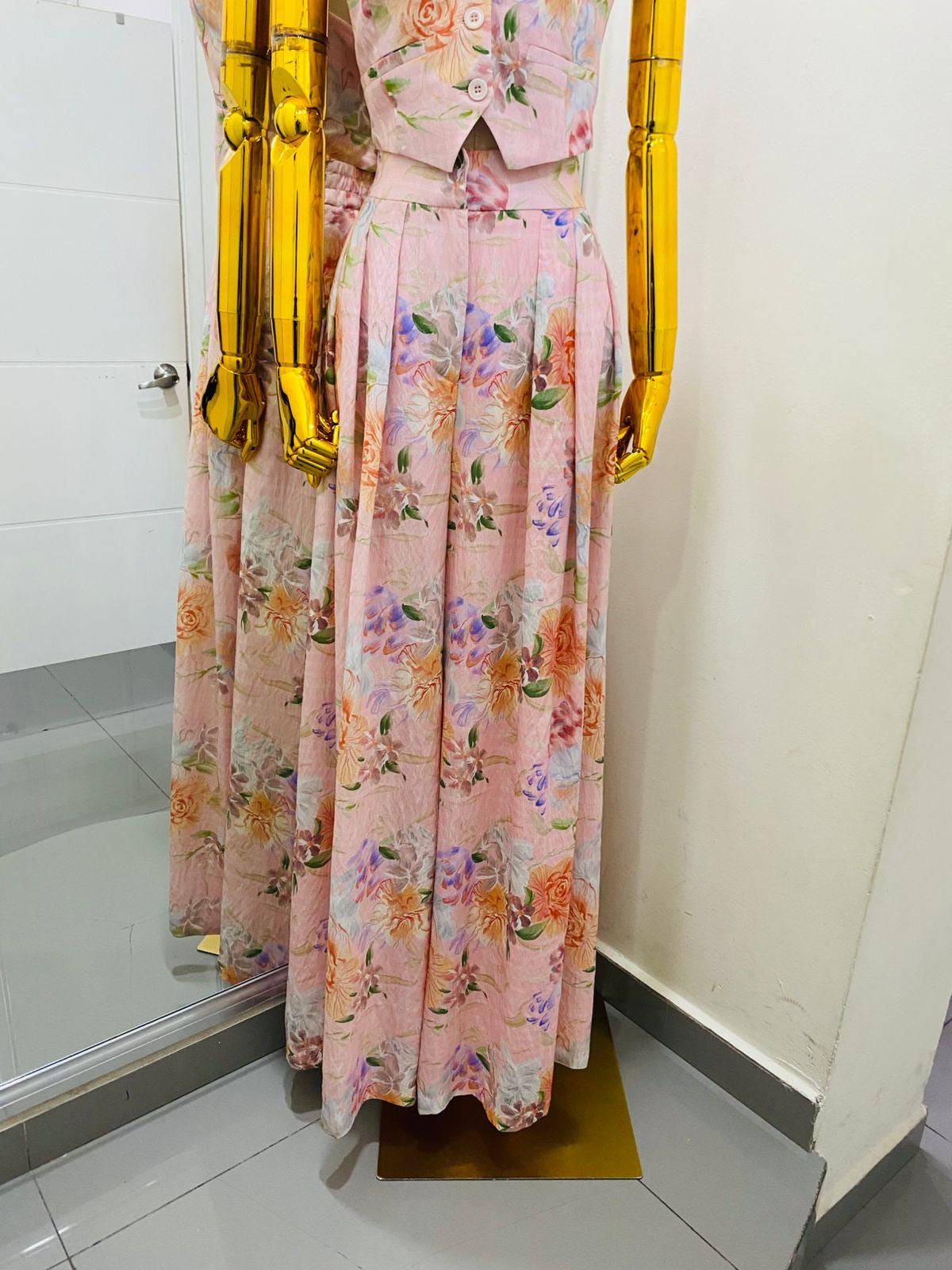 Conjunto flores rosa de pantalón y blusa