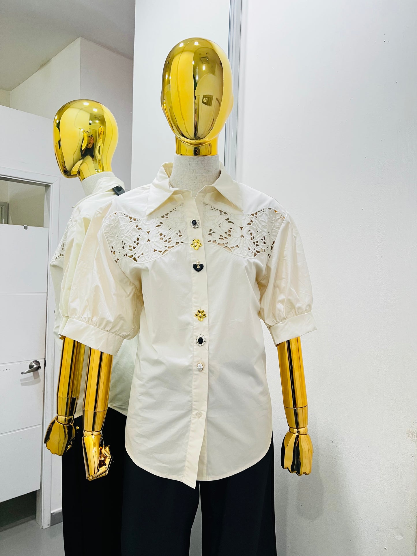 Camisa beige con botones grandes