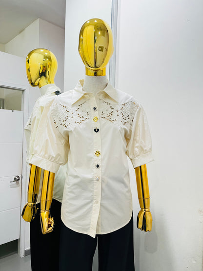Camisa beige con botones grandes