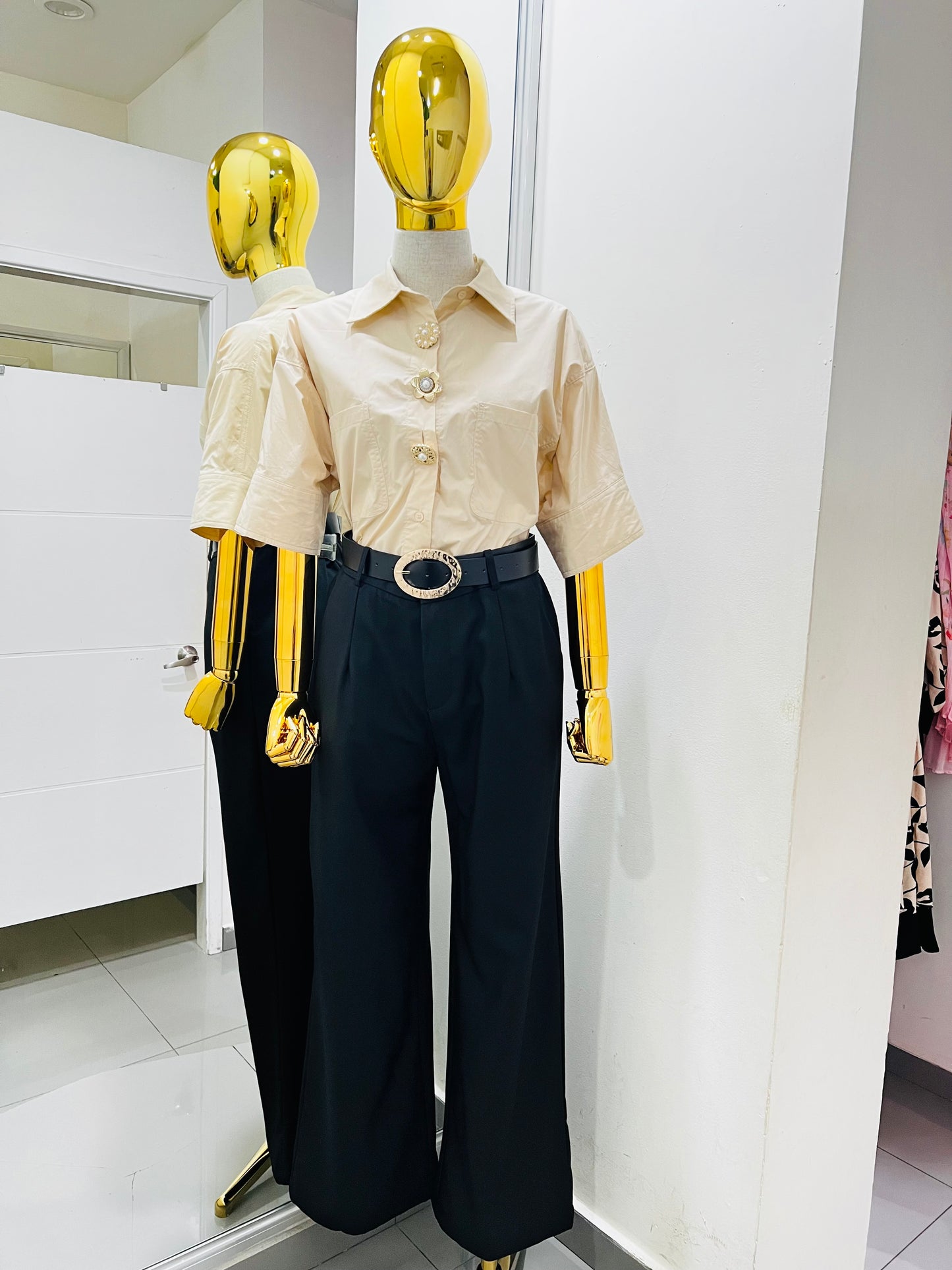Camisa beige con botón dorado