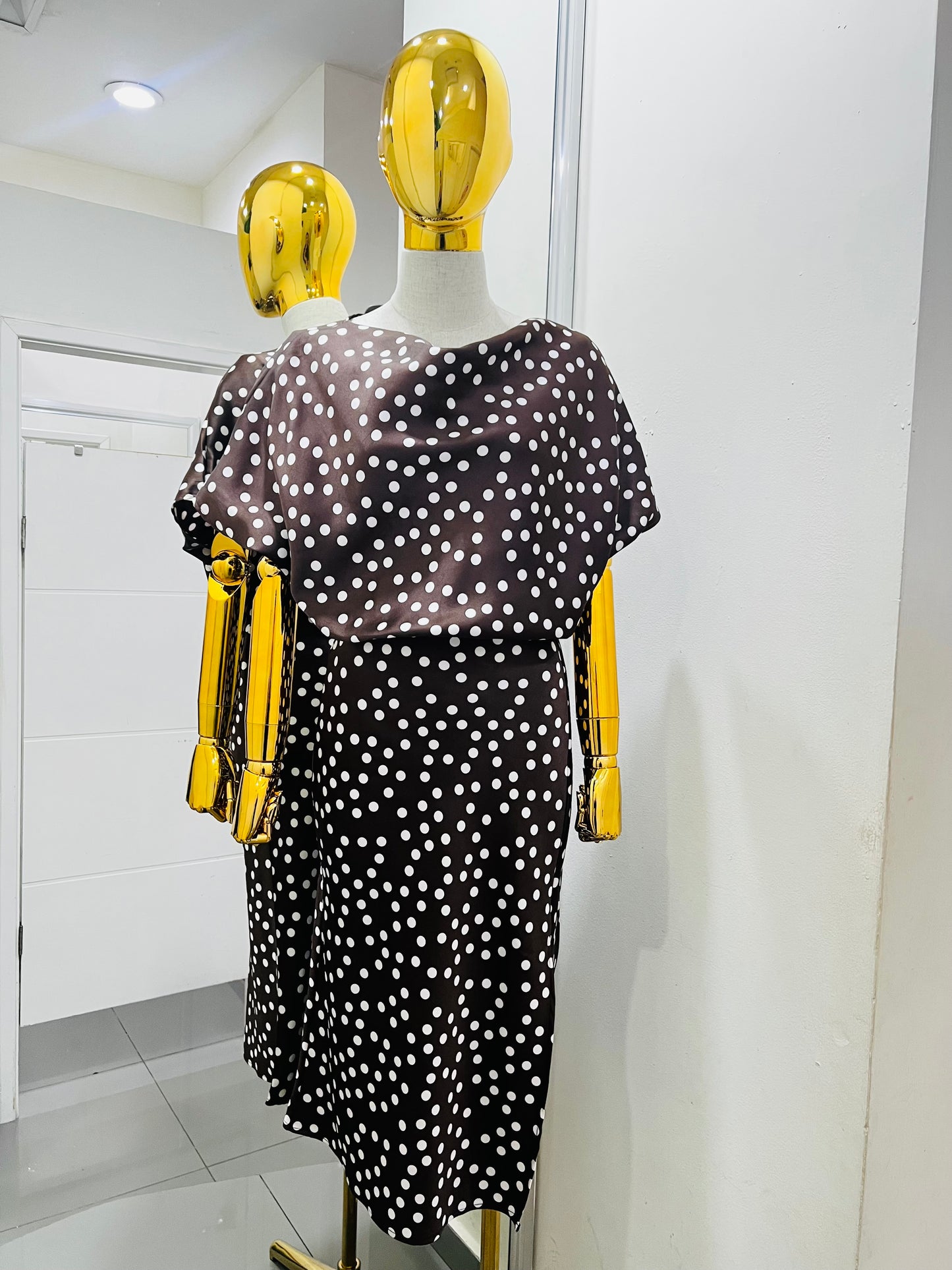 Vestido café con puntos en satín