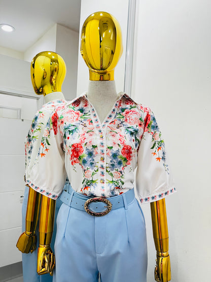 Blusa blanca con estampado floral