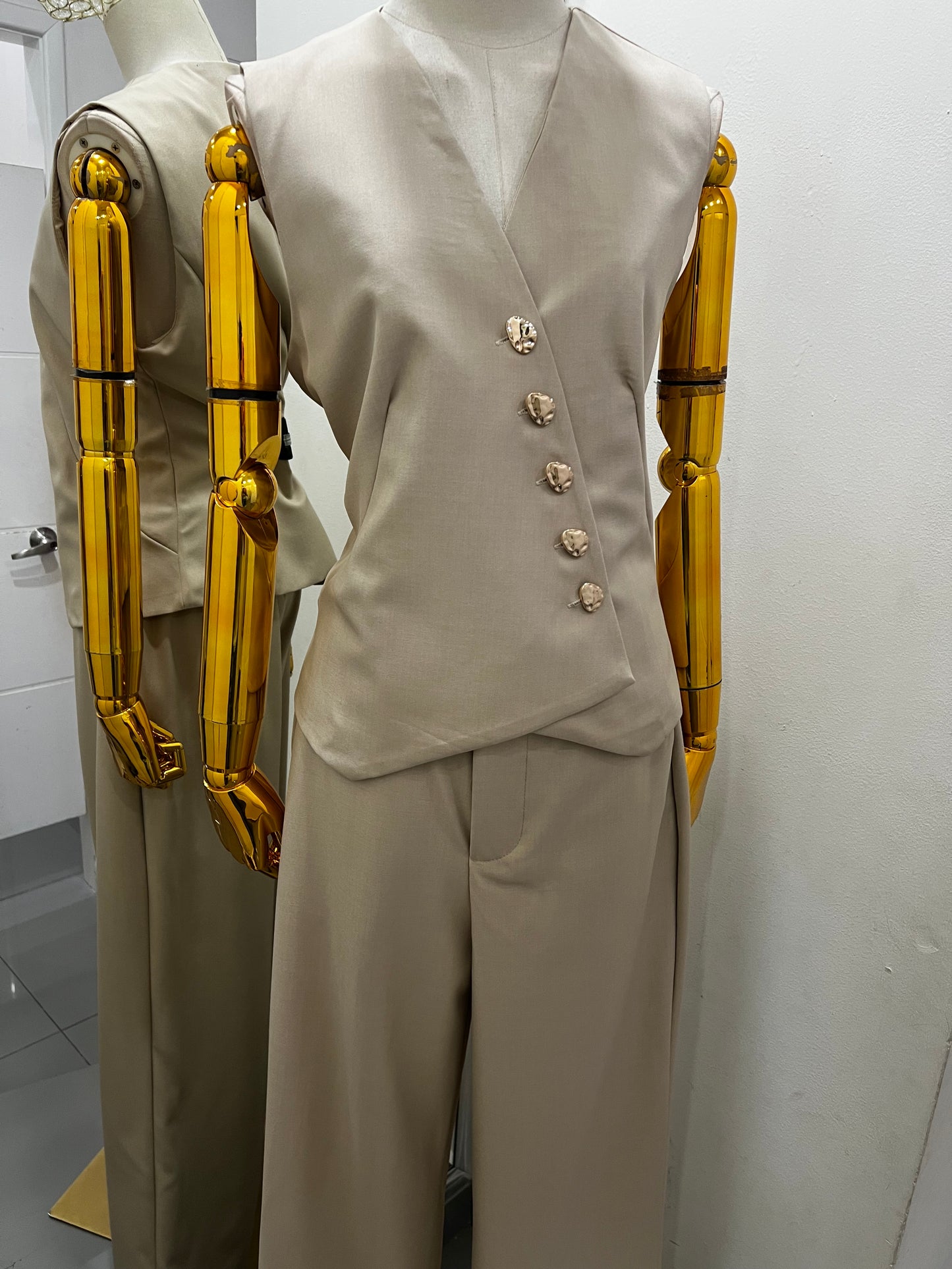 Conjunto beige tres piezas