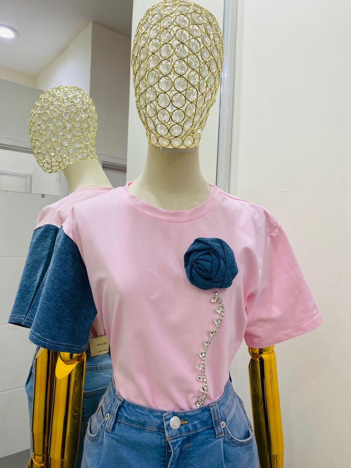 Blusa rosa con moño y piedras