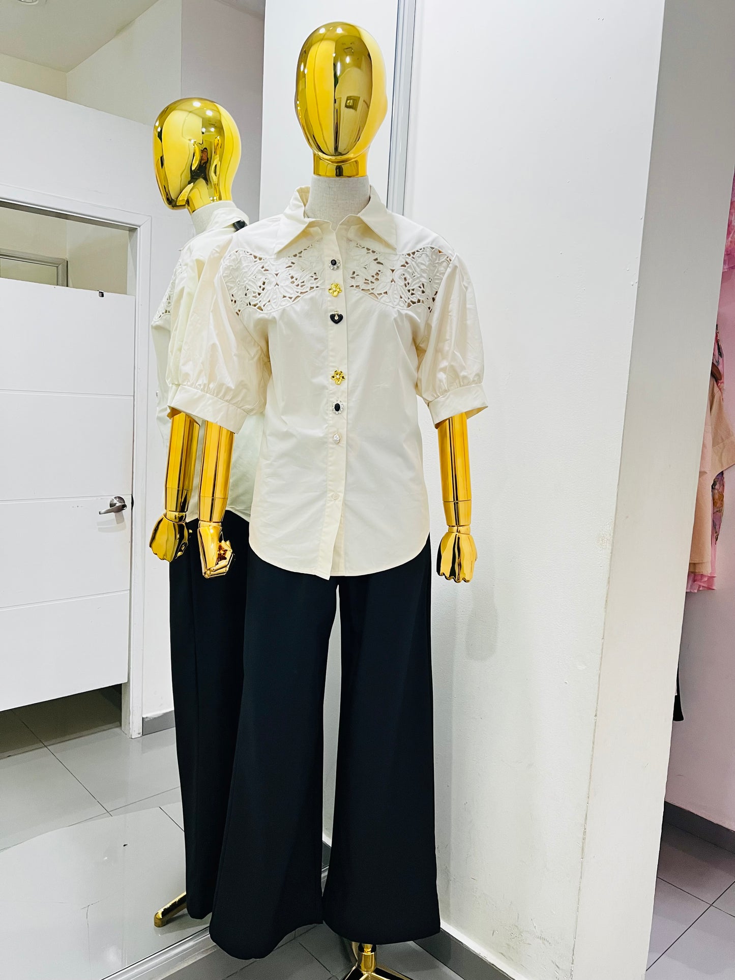 Camisa beige con botones grandes