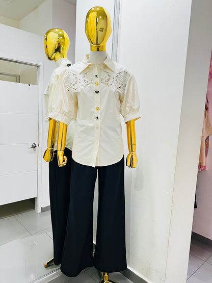 Camisa beige con botones grandes