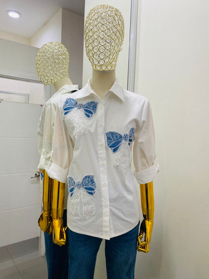 Camisa de moños y piedras