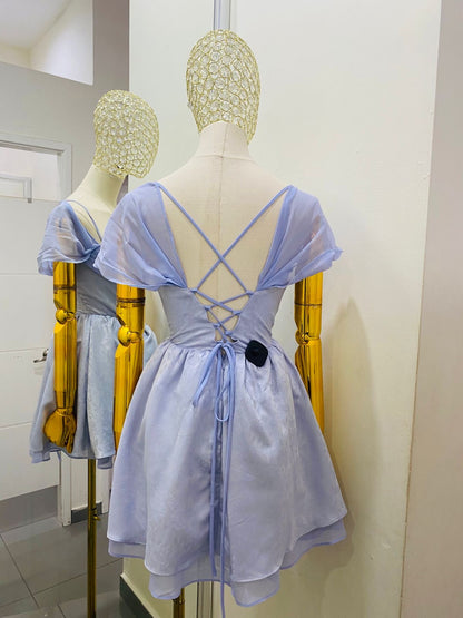 Vestido lila corto con escote en espalda