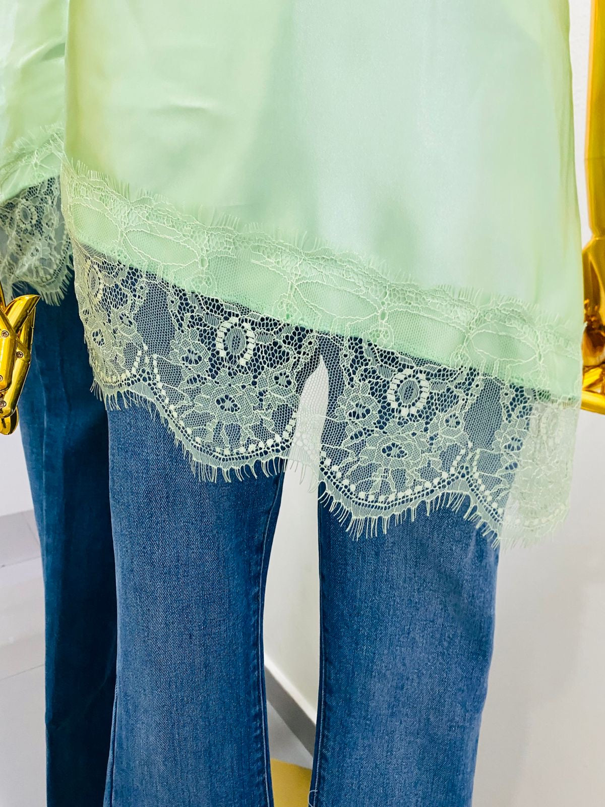 Blusa unitalla de satín con encaje