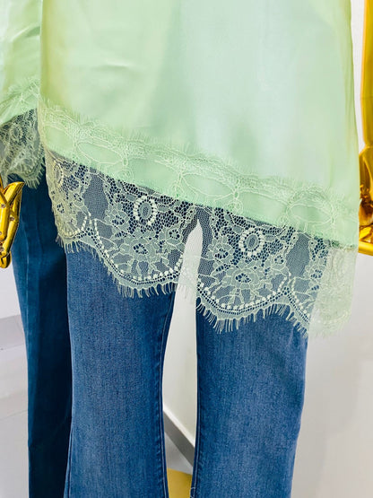 Blusa unitalla de satín con encaje