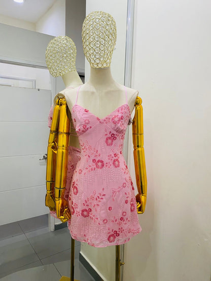 Vestido corto con flores color rosa