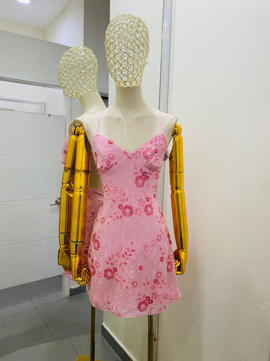 Vestido corto con flores color rosa