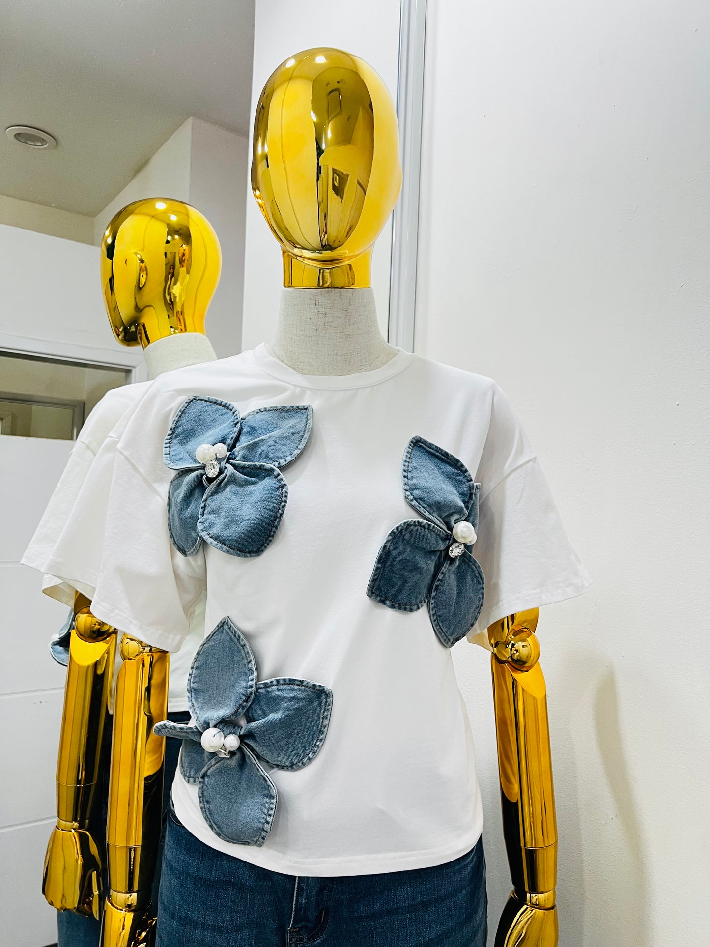 Blusa blanca con flores de mezclilla