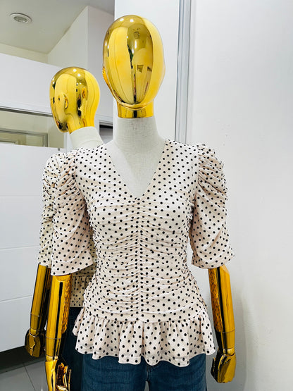 Blusa beige con olánes y puntos