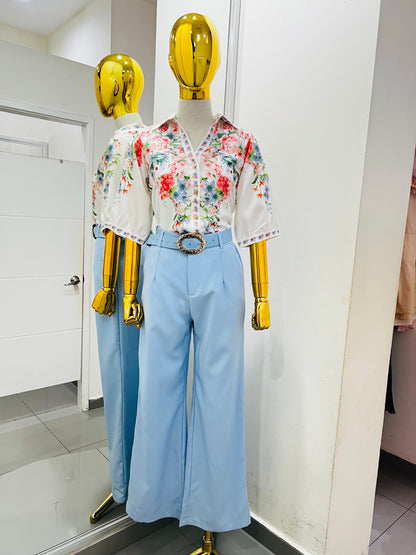 Blusa blanca con estampado floral